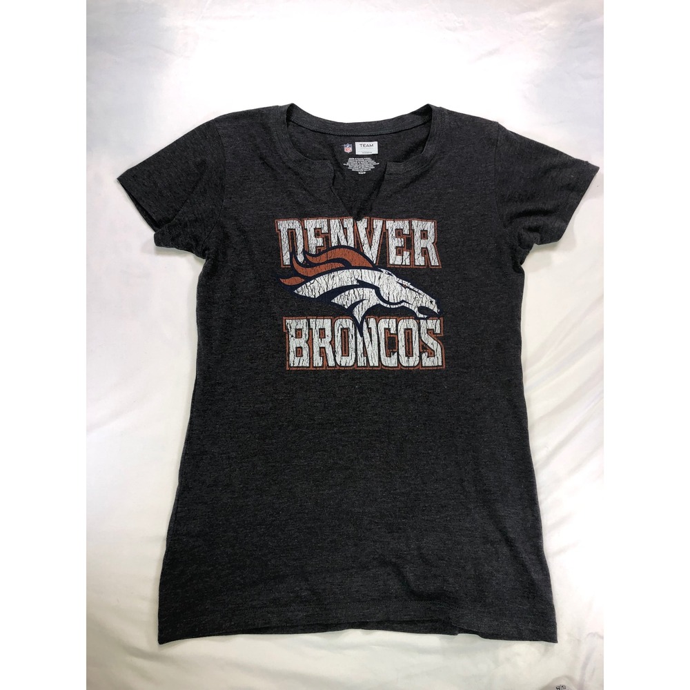NFL Team Apparel Denver Broncos Womens T-Shirt Gray Distressed Logo Size M 00448